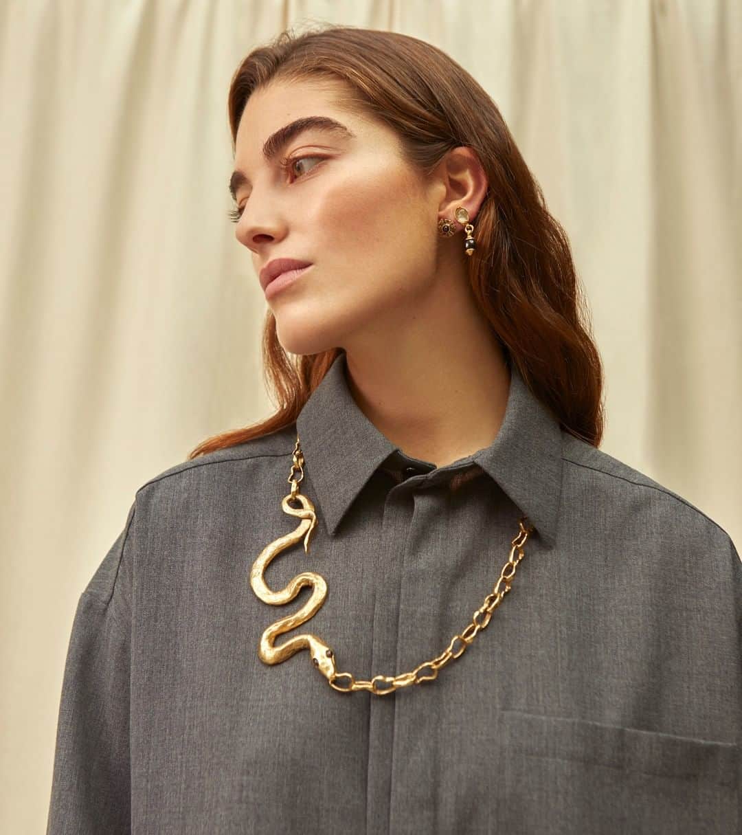 グーセンス パリのインスタグラム：「@Claratlan  wearing  our Goossens X Harumi Klossowska de Rola snake necklace. . . #Goossens #snake #necklace #yellow #gold @harumiklossowskaderola」