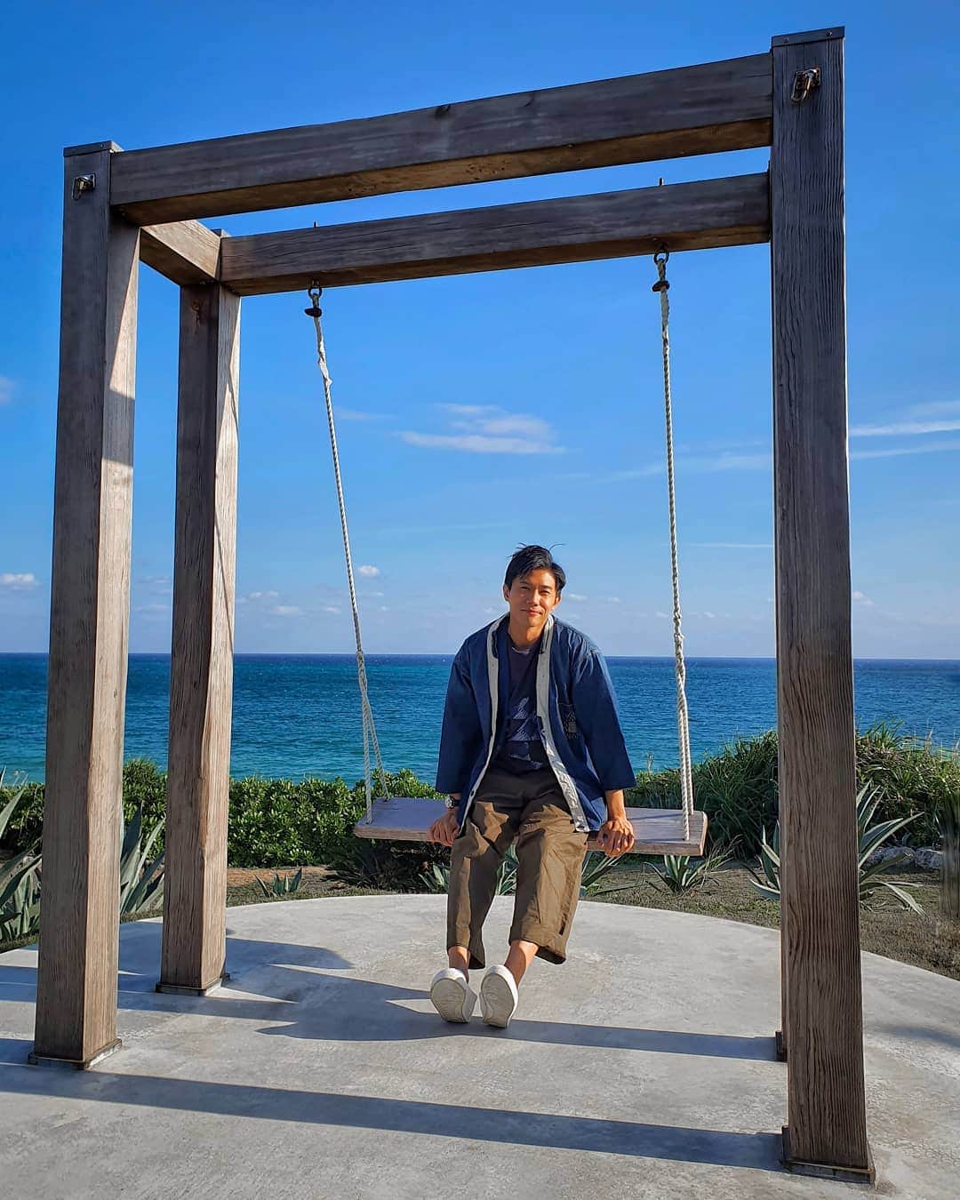 デスモンド・タンのインスタグラム：「Swing by and hang with me. Ok? 🏖 Sunkiss, Sea breeze. Loving the beautiful sea of Okinawa!  #okinawa #japan #allaroundyou #回路网」
