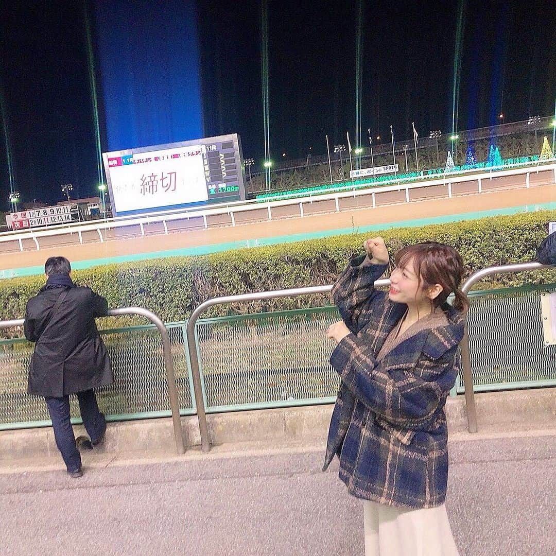 てぃーみきのインスタグラム：「友達と競馬してきた🐎🐎🐎 . 最近お気に入りで毎日着てる @krex_official さんのコート☺︎ . あったかいしデザイン可愛いし 丈も使いやすくてめっちゃお気に入り(｡ᵕᴗᵕ｡) . #がんばりき🐴」