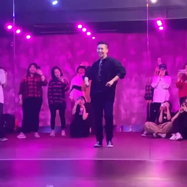 JaeWon Shimのインスタグラム：「오랜만에 한 즐거운 클래스였습니다. 걸리쉬댄스도 오랜만이네요 소중한 시간 함께 해주셔서 감사했습니다 영상은 퍼옴🙏🕺 🎶 @dualipa 🎚 @tapaha_official  #TAPAHATHEDANCESPACE  #여자좋아함오해금지」