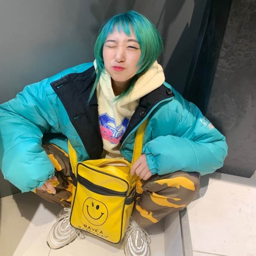 あっこのインスタグラム：「#クジマジック 初め🟢🟢🟢 #akkogorilla #rapper #greenhair #japan」