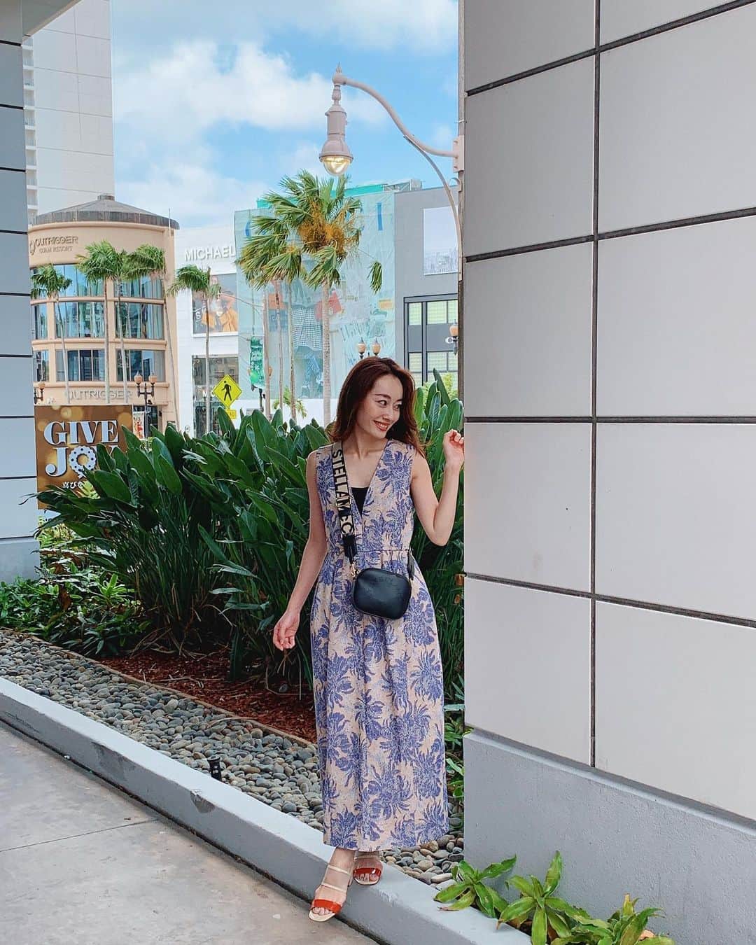 小祝麻里亜のインスタグラム：「名古屋帰省からグアムと、荷物がたくさんなので着回しも。 お気に入りのこちらのワンピースは、名古屋では下にタートルのニットを重ねて着ていました☃️🌞 ． DFSでショッピングしたら、くじ引きが引けて、エコストローが当たりました🥤姪っ子ちゃんはエコバッグ。やっぱり海外はこういう意識や取り組みが進んでますね😊😊🌱 ． ． ＿＿＿＿＿＿＿＿ #グアム #グアム旅行 #guamtrip #dfsギャラリア #エコストロー #instaguam #guam #2020travel #instafashion #ecostraw #셀피#셀스타그램#스타일링 #패션스타그램 #여행기록 #여행일기 #여행스냅 #얼스타그램 #코디 #스타일링 #데일리룩」