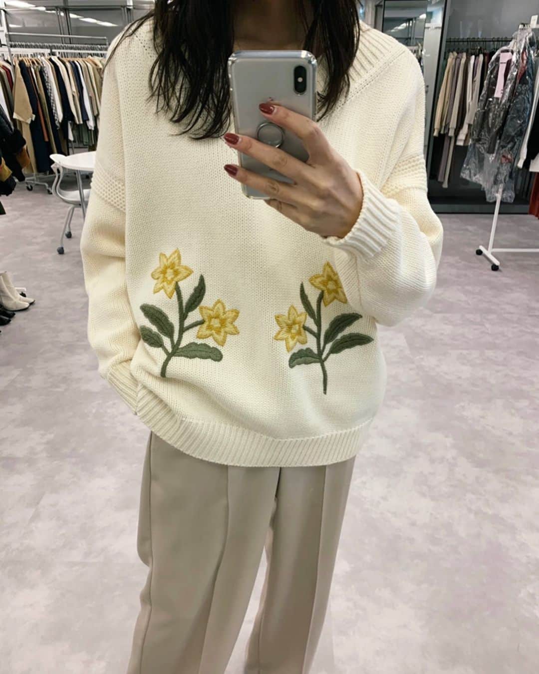 Shiho Sasakiのインスタグラム：「そろそろ春夏が待ち遠しいなぁ💭 この間撮影で着たこのKNIT✨ フラワー刺繍がとっても可愛い🌼 1月発売です🙌 #MOUSSY#MOUSSYSNAP」