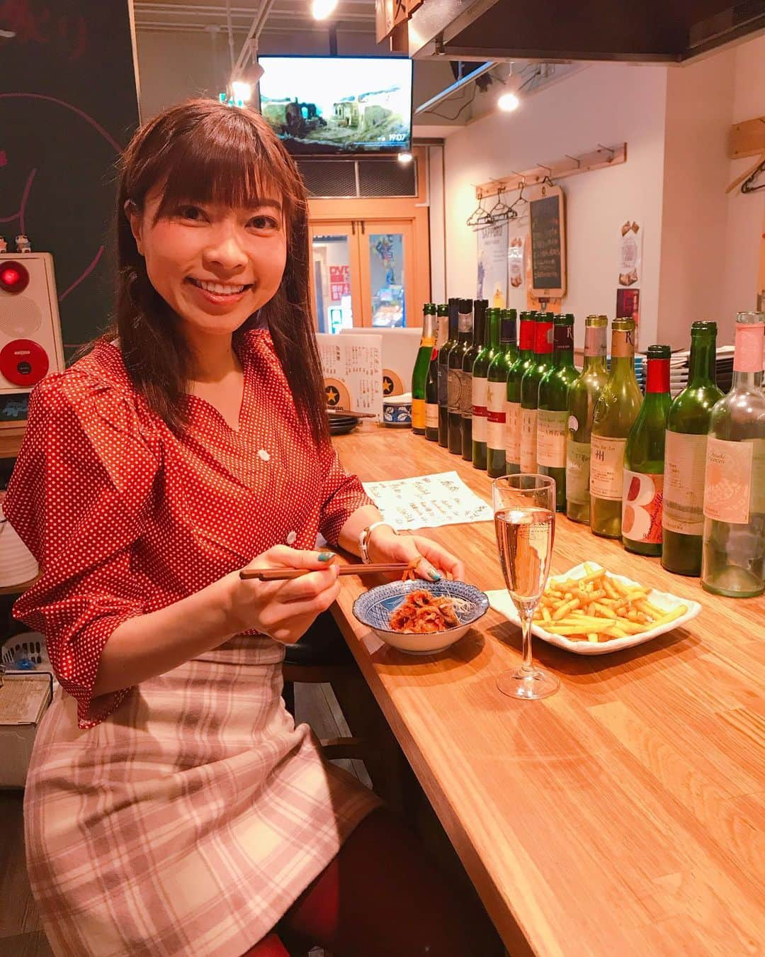 DJ MIYAさんのインスタグラム写真 - (DJ MIYAInstagram)「きゃっほ～ぉ♪❤️今夜は、中野に出没～！ 中野駅の南口の方にある「鉄炙り 肉乃なかの」でお夕飯を食べてきたよぉ♪🎀 . .  新しい感じのお店で、駅からもめっちゃ近いー💗 肉の仕入れのプロによる厳選された、美味しいお肉が食べられる居酒屋さんでーす♪ .  お通し ★牛肉のしんたま 牛肉の内ももの部分なんだとか❤️上質な赤身で食べやすい❤️粗め大根おろしもgood. ★白菜キムチ 好き❤️本格派 . ★ローストビーフ  アンガス牛のハラミ🐄❤️ 柚子胡椒と一緒に❤️超合うー！ . . ★やみつきフライドポテト さくっと食べやすくてほんと美味しいー！❤️ . . ★うずらの味玉 お酒に合うおつまみって感じでしっかりと味がついたうずら、コクがあるー！❤️ . ★牛フィレステーキ  めっちゃ柔らかいー！💗 . ★鉄板野菜焼き アスパラとトマト🍅と、白いきくらげを焼いてもらいましたー！玉キクラゲ❤️ . 野菜の甘みが増していてすごい美味しかったー！ .  肉乃なかので検索してね!ごちそうさまでーしたっ☆彡 Casting By @woomy.restaurant  @nikuno_nakano  #PR #中野駅　#中野　#中野グルメ　 #肉好き　#グルメ女子　#旅インスタグラマー　#一人旅好き #グルメブロガー　#グルメ #肉乃なかの #中央線　#女子会コーデ #今日のコーデ　#今日のファッション　#今日のメイク　#ファッション #グルメ好き　#肉好き女子　#肉デート　#国産和牛 #食リポ #タレント　#今日のコーディネート　#居酒屋　 #インスタグラマー　#インフルエンサー」1月9日 21時30分 - dj_miya