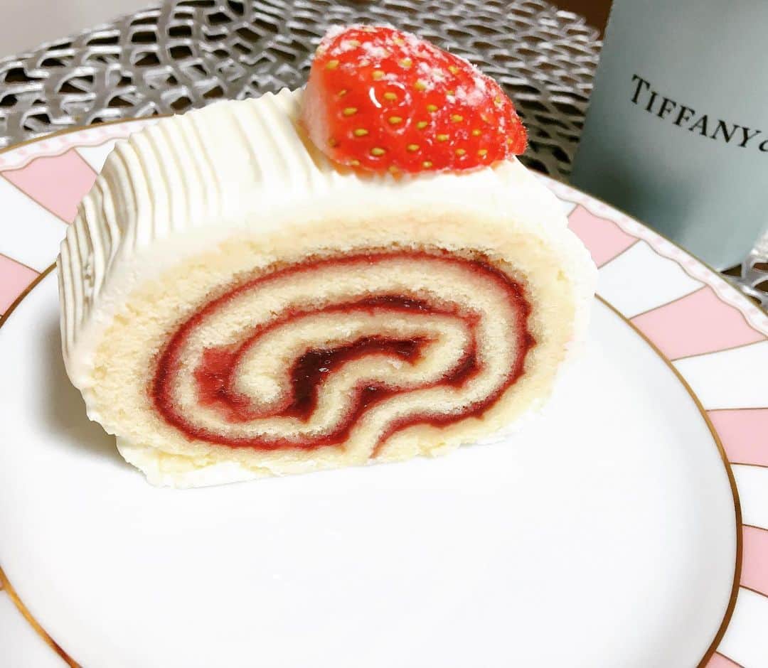 加田晶子のインスタグラム：「食べたかったパティシエショコラティエイナムラショウゾウの苺ロールケーキ🍓上品な甘さでした🥰 #パティシエショコラティエイナムラショウゾウ #イナムラショウゾウ #inamurashozo #苺ロールケーキ#スイーツ #sweets #foodstagram #スイーツ好きな人と繋がりたい #他のもまた食べたいな」