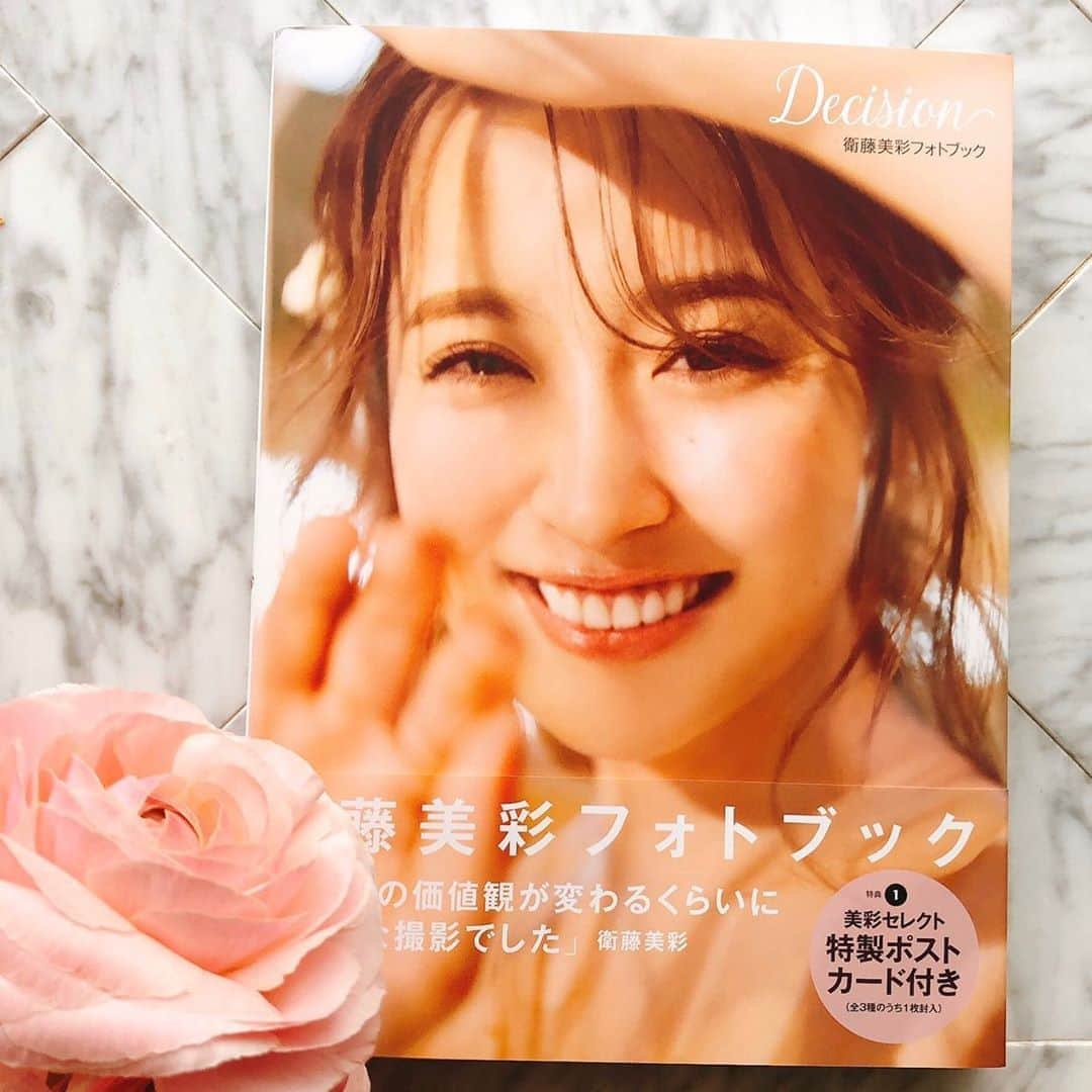 美人百花さんのインスタグラム写真 - (美人百花Instagram)「美人百花のレギュラーモデル、舞台や映画などでも大活躍中の衛藤美彩ちゃんフォトブック「Decision」が昨日発売になりました㊗️ どんどん美しくなって、幸せオーラMAXの彼女が、北欧・アイスランドの大自然の中で、力強く美しい姿を撮影😆 私服やセルフメイク、恋愛観、地元大分県での母娘対談etc.今まで知らなかった 衛藤美彩ちゃんの魅力をたっぷりと１冊に詰め込みました😄😄 読んだあと、ホロっと感動する写真とロングインタビュー、みさちゃんも「100点以上のでき😍」と言ってくれました🤣百花レディの参考書です☺️ぜひチェックしてね♡ 写真集公式twitter＠etomisabookも毎日更新中です！ぜひチャックしてね😃 #花柄の衣装は @noela_official 😍 #衛藤美彩」1月9日 21時38分 - bijinhyakka