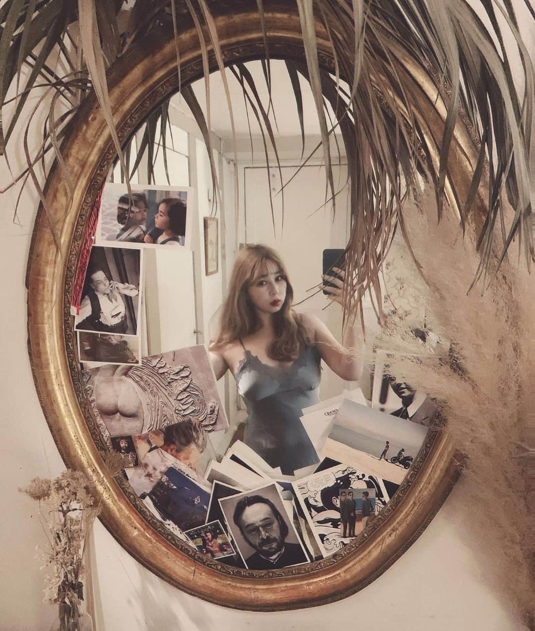 のインスタグラム：「最近好きな色は、 ブルーグレーとか、モスグリーン。 ： パリのお部屋にかわいいなぁ♡と、 ブルーグレーのルームウェアを持っていきました♡ ： ： #Pui#Puishop#Paris#パリ#パリ旅行#フランス#ルームウェア#ヘアスタイル#インテリア#鏡#鏡越し#お部屋作り#タビスタグラマー#タビジョ#女子旅#旅行コーデ#yuiParis#プイ」