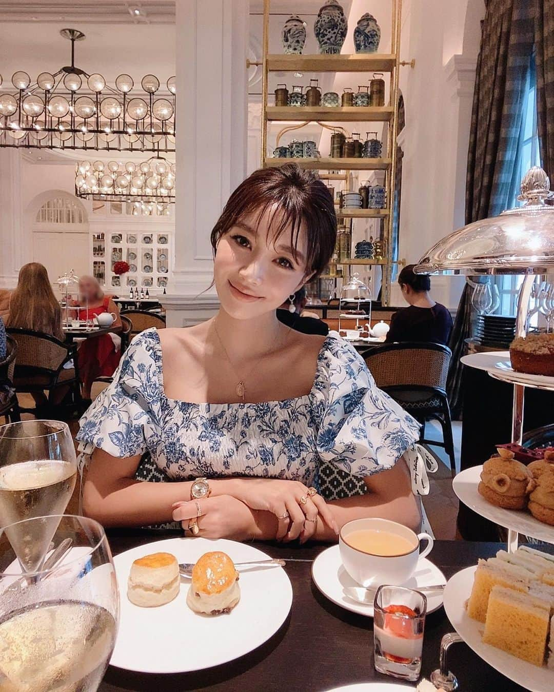 梯真奈美さんのインスタグラム写真 - (梯真奈美Instagram)「𝐴𝐹𝑇𝐸𝑅𝑁𝑂𝑂𝑁 𝑇𝐸𝐴 ☕️🍰 #offday #afternoontea #raffleshotel #eimy #eimyistoire #singapore」1月9日 21時52分 - official_manami