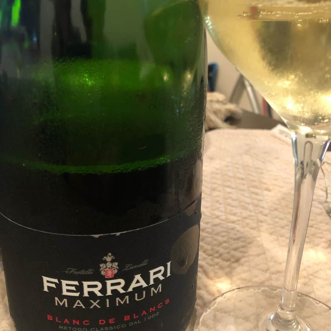 宮澤崇史のインスタグラム：「今時期には少し温度を上げた方が美味しく飲める #ferrari #ferrarimaximumbrut #ferrarimaximum #blancdeblanc」