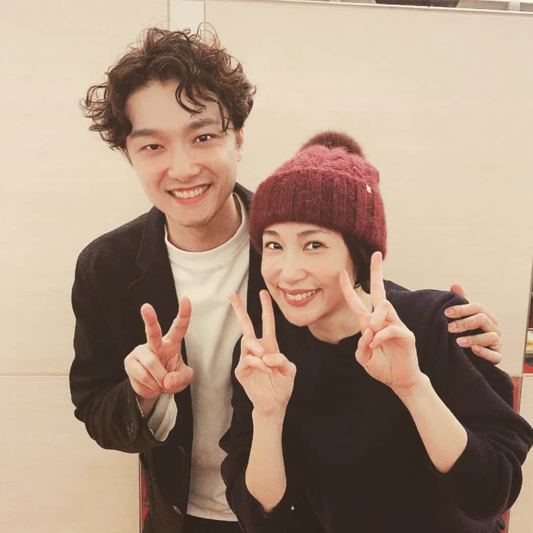 大月さゆのインスタグラム：「#シャボン玉とんだ宇宙までとんだ  一瞬一瞬がとても大切で。 とても幸せで。 三浦君の才能を高〜く買っている寺尾役も、新婚アツアツの新居にお邪魔するあの役も、どの場面もどの役もめちゃくちゃ好きで大切で楽しんでおります❣️❣️❣️ #グランアーツ　の我ら共々よろしくお願い致します！ #井上芳雄　さん #ゆうあんちゃん」