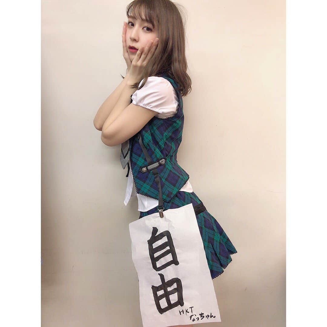 松岡菜摘のインスタグラム：「. . 公演で書き初めしたよ☺︎ 字汚いし腹立つ顔✌️笑 . #2020 #書き初め」