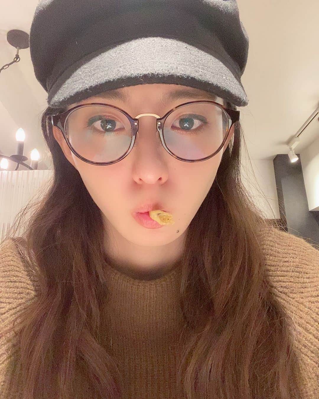 宮原華音さんのインスタグラム写真 - (宮原華音Instagram)「今日はレッスン行って リボステ見るまで時間あったから ポテトなんて食べちゃったよ🍟 ファーストキッチンのフレーバーポテト やめられない🤦‍♀️ 焦がしバター醤油最高 #暇つぶし #ファーストキッチン #フライドポテト #ポテト #メガネ女子 #firstkitchen #眼鏡女子」1月9日 22時03分 - miyahara_kanon