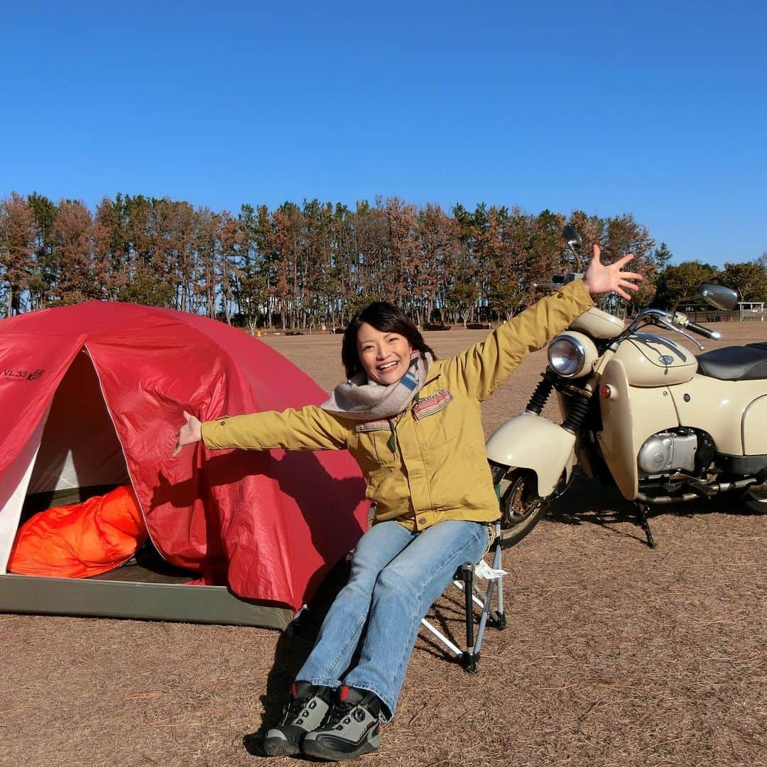 きのせひかるさんのインスタグラム写真 - (きのせひかるInstagram)「レッドバロンが発行する バイクマガジン《R★B》の撮影で バイクタレントのとっきー こと、ときひろみちゃんと キャンプツーリングを敢行してきたよ 🏕  隊長がつくってくれたキャンプ飯 めちゃくちゃおいしかった〜 🥘  お料理のレシピをはじめ テントの組み立て方や バイクならではのポイントなど、 くわしくは3月号をチェック… 🏍💕 . . . #バイク #バイク女子 #キャンプ女子 #キャンプ #キャンプツーリング #キャンツー #静岡観光 #浜名湖 #塩田 #浜松 #におわせぐらむ  #山ガール #チチカカ #カシラ #キャンプファッション #レッドバロン #rb #バイク雑誌 #フリーペーパー #黒髪ショート #ca4la #マリンキャップ #motorcycle #girlsbiker #redbaron  #ときひろみ ちゃん」1月9日 22時04分 - hikarukinose