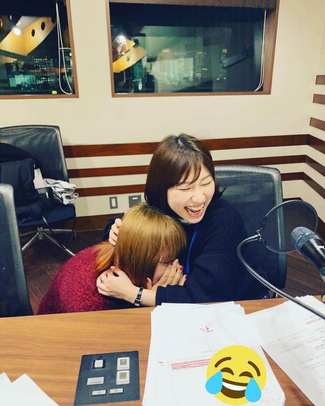 関取花のインスタグラム：「本日も #ねるまえのまえ ありがとうございました😎🌙まだまだ手探りなことだらけですが、やっぱり生放送のラジオは最高に楽しいです！ 木曜のディレクターメイちゃんは、今日がディレクターデビュー日でした。無事に終わって大号泣😭👏よかったよかった〜来週もよろしくお願い致します！」