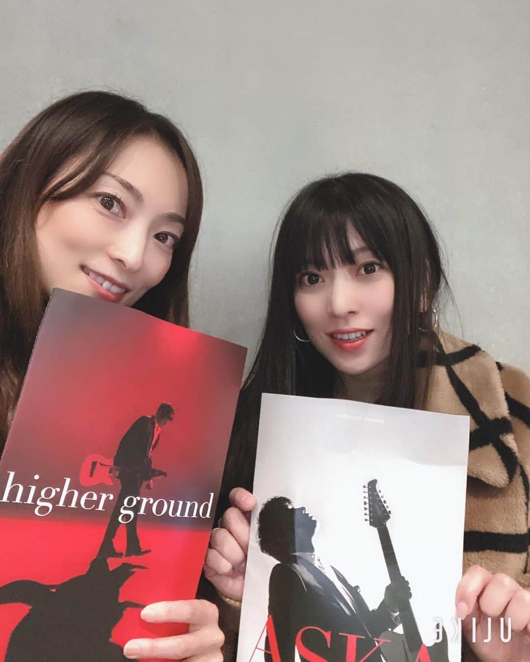 松本英子のインスタグラム：「和楽器バンドのVO.鈴華ゆう子さんと、 ASKAさんコンサートへ行って来ました✨✨ ドンピシャ世代としては、本当に神の歌声と楽曲にただただ胸が熱くなりました😭  歌は生き様だな...と。  いやー圧巻。　凄かったな。  デビュー同期のSHUUBIちゃんのコーラスもパワフルで且つ伸びやかで、気持ち良かった〜😆同期の活躍はとても誇らしくめっちゃめちゃ嬉しいっ❣️SHUUBIのsolo LIVEもまた観たくなり、ウズウズ。CD聴こう！  鈴華ゆう子さんと2人でお会いするのは初めてだったんですが、 最初のおデートがコンサートだなんて❤️なんだかドキドキしちゃって、、 ゆう子はんが可愛すぎてそのまま持ち帰ってしまおうかと思うレベルでございました😘😝 #ASKA #SHUUBI #東京国際フォーラム  #鈴華ゆう子 #和楽器バンド  #松本英子 #舞い上がり気味に帰路」
