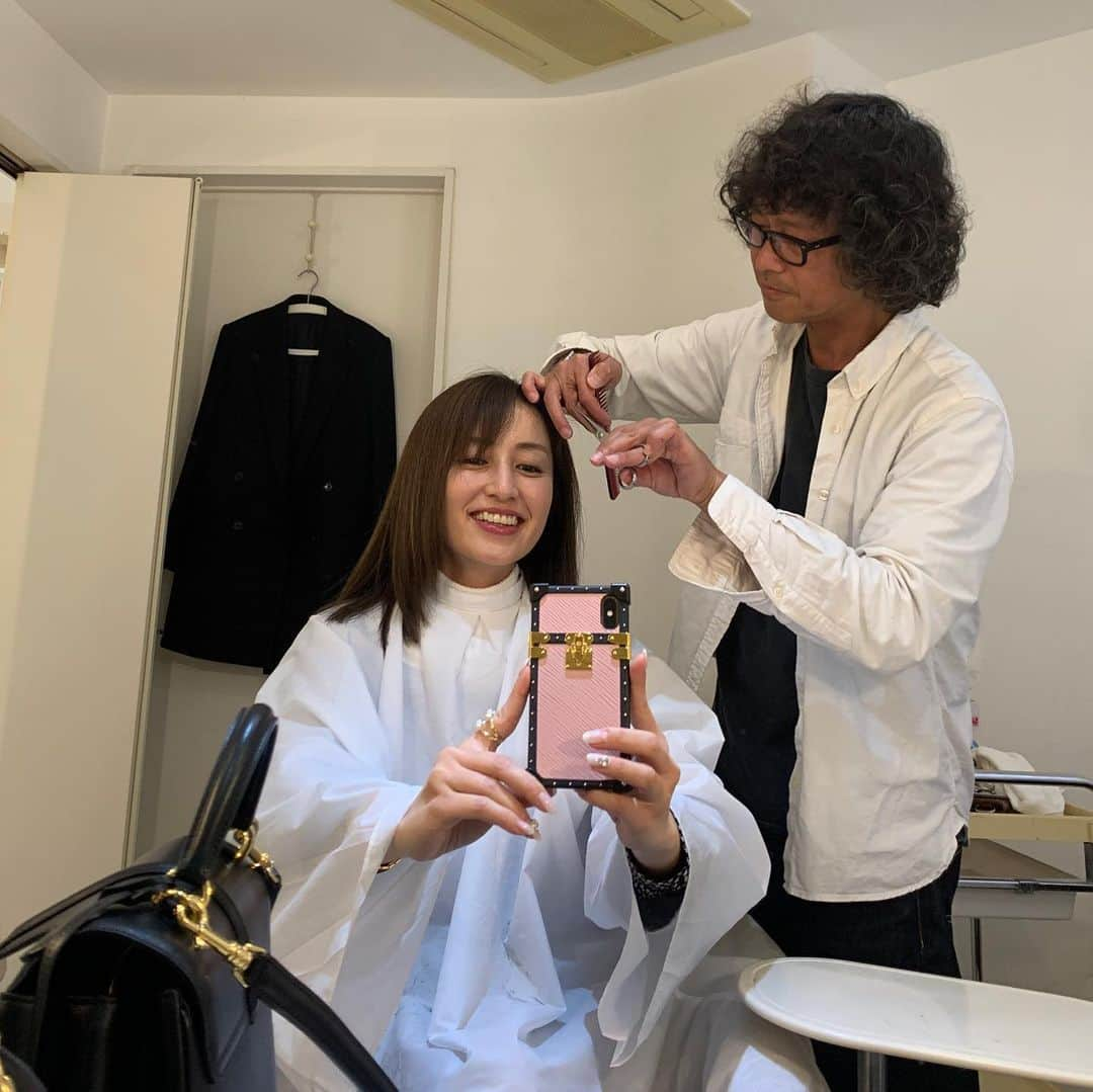 矢田亜希子さんのインスタグラム写真 - (矢田亜希子Instagram)「2020年初ヘアカット‼︎ 松本さん‼︎カットは松本さんに全てお任せ。 #fiorista#松本さん#表参道#美容院#17歳から私のヘアカット担当#長い付き合い#成人式の時も懐かしい#繊細なカット#絶妙なカット」1月9日 22時09分 - akiko_yada