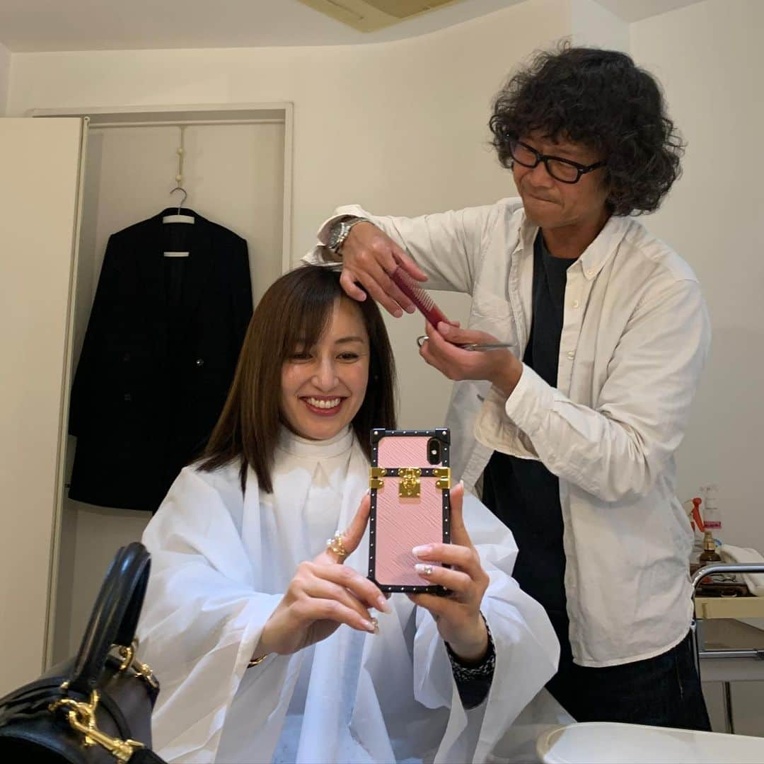 矢田亜希子さんのインスタグラム写真 - (矢田亜希子Instagram)「2020年初ヘアカット‼︎ 松本さん‼︎カットは松本さんに全てお任せ。 #fiorista#松本さん#表参道#美容院#17歳から私のヘアカット担当#長い付き合い#成人式の時も懐かしい#繊細なカット#絶妙なカット」1月9日 22時09分 - akiko_yada