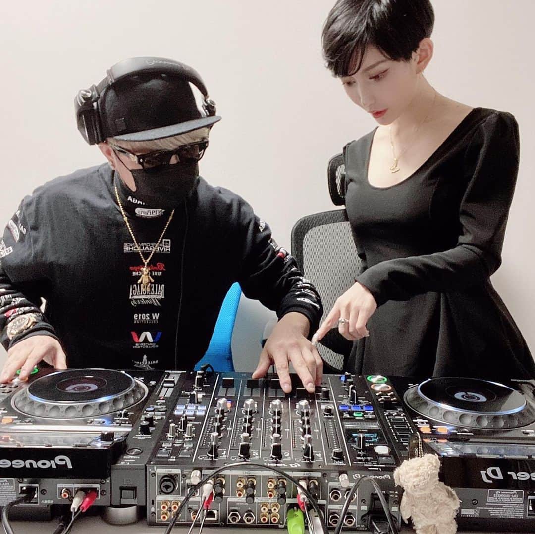 MASAMIのインスタグラム：「ラファエルさんちにDJの家庭教師してきたお✌️👼🏻🌤とりあえず買った機材がえぐすぎる家レベルじゃない🤣」