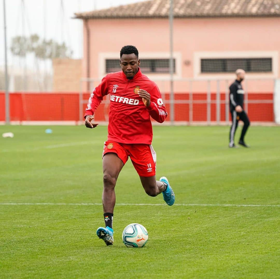 アブドゥル・ラーマン・ババのインスタグラム：「The passion.#passion#football#Mallorca🔴⚫️⚽️ @rcdmallorcaoficial」