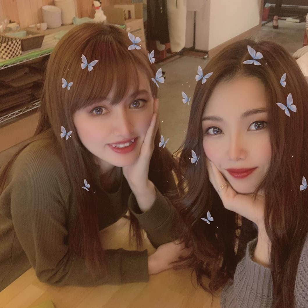 岩野理沙さんのインスタグラム写真 - (岩野理沙Instagram)「すっごく蝶々が 盛ってくれている😂😂😂💕🦋 可愛いりんちゃんと❤️ 大好き妹ちゃん❤️ #りんちゃん #love #事務所 #jmix  #応援 #頼れる #可愛い #尊敬  #妹ちゃん #お仕事仲間 #目標 #顔が小さすぎる #釣りガール #happy」1月9日 22時12分 - risaiwano