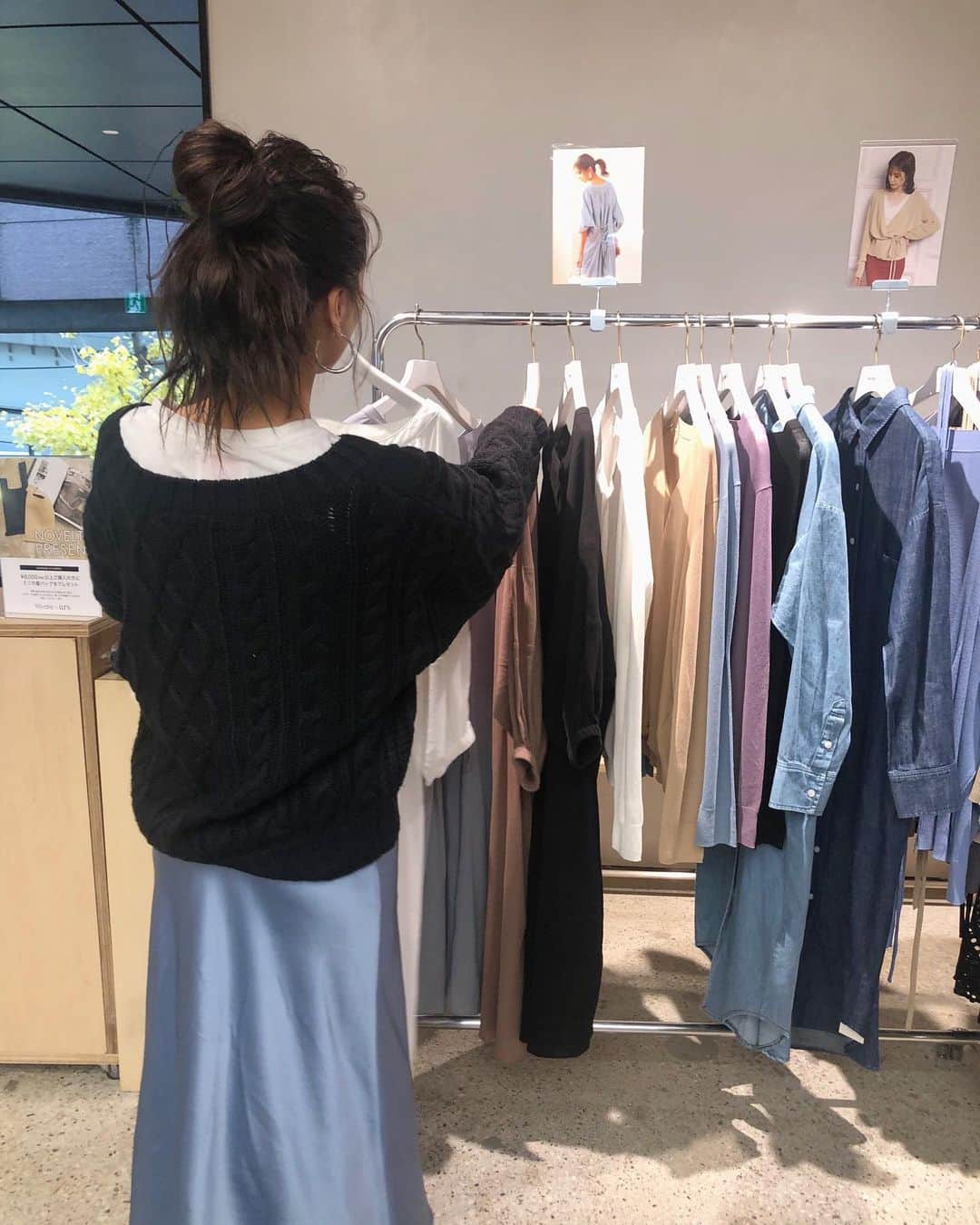 近藤千尋のインスタグラム：「少し前に　@titivatejp の 展示会にお邪魔した時…💖 春服届くのが楽しみだな〜☺️✨ 子供たちが寝て、 寝かしつけてるひーぼぉくんも寝て。笑 私はゆっくりお風呂です🛁❤️笑  明日も頑張りましょう‼️✨✨」