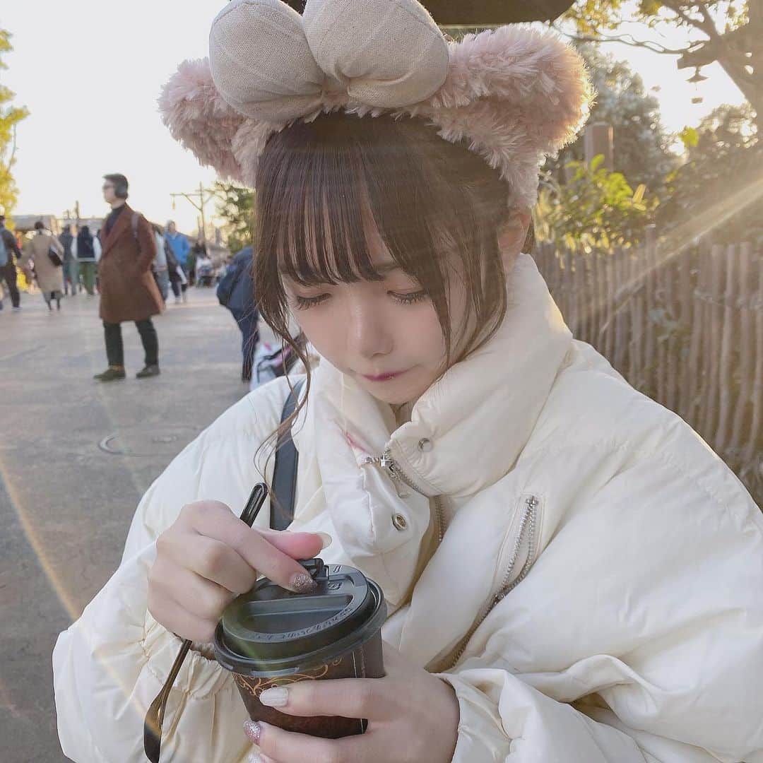 津代美月さんのインスタグラム写真 - (津代美月Instagram)「. このホットチョコレートのことめっちゃすきになった…  寒いけど 年パが切れるので 防寒して久しぶりに昼から 😔. 🌙@j023.official . かわいいしめっちゃ暖かいから個人的お気に入ってる  リップ付いたけど 、🤷‍♂️ #ディズニーシー」1月9日 22時16分 - __tsushiromizuki