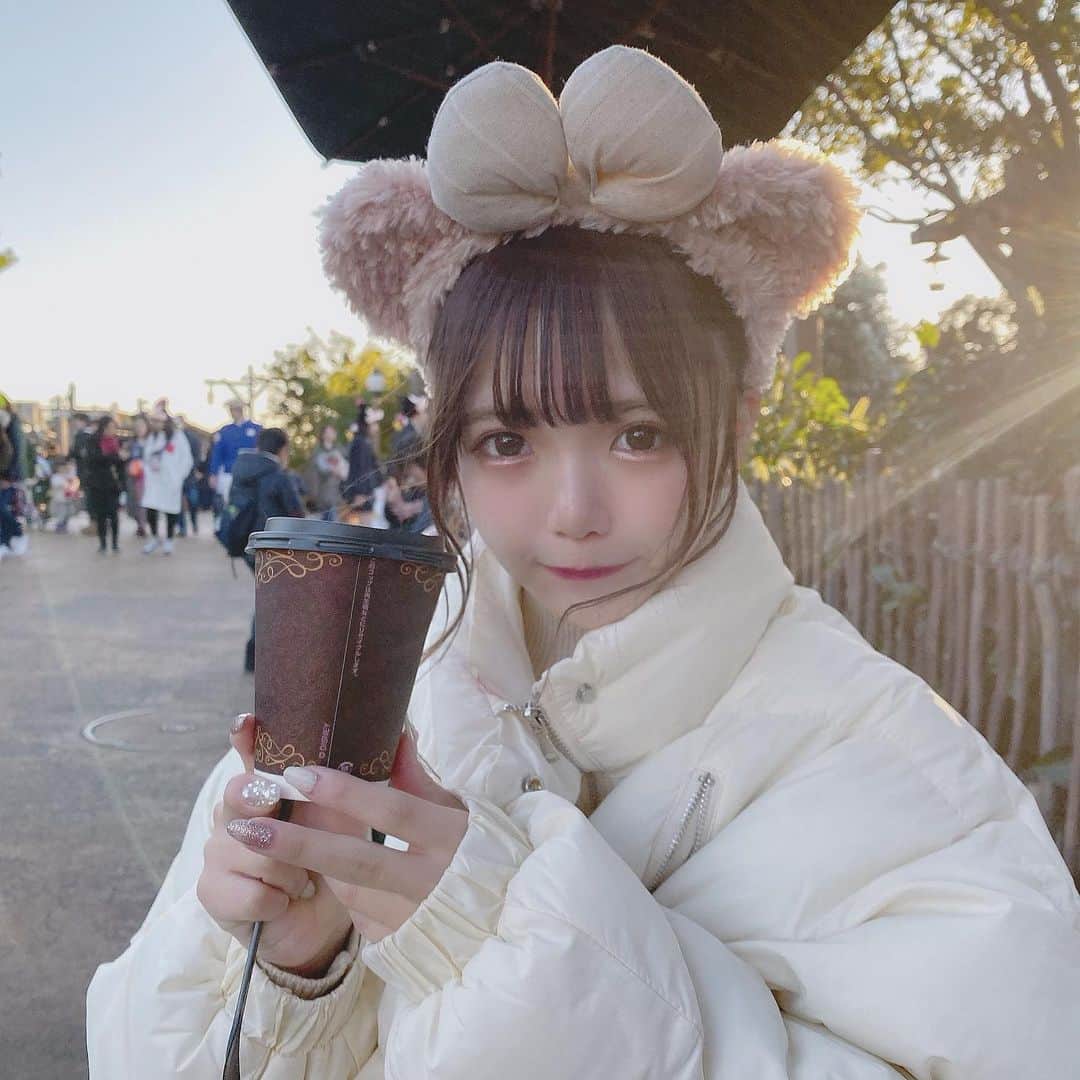津代美月さんのインスタグラム写真 - (津代美月Instagram)「. このホットチョコレートのことめっちゃすきになった…  寒いけど 年パが切れるので 防寒して久しぶりに昼から 😔. 🌙@j023.official . かわいいしめっちゃ暖かいから個人的お気に入ってる  リップ付いたけど 、🤷‍♂️ #ディズニーシー」1月9日 22時16分 - __tsushiromizuki