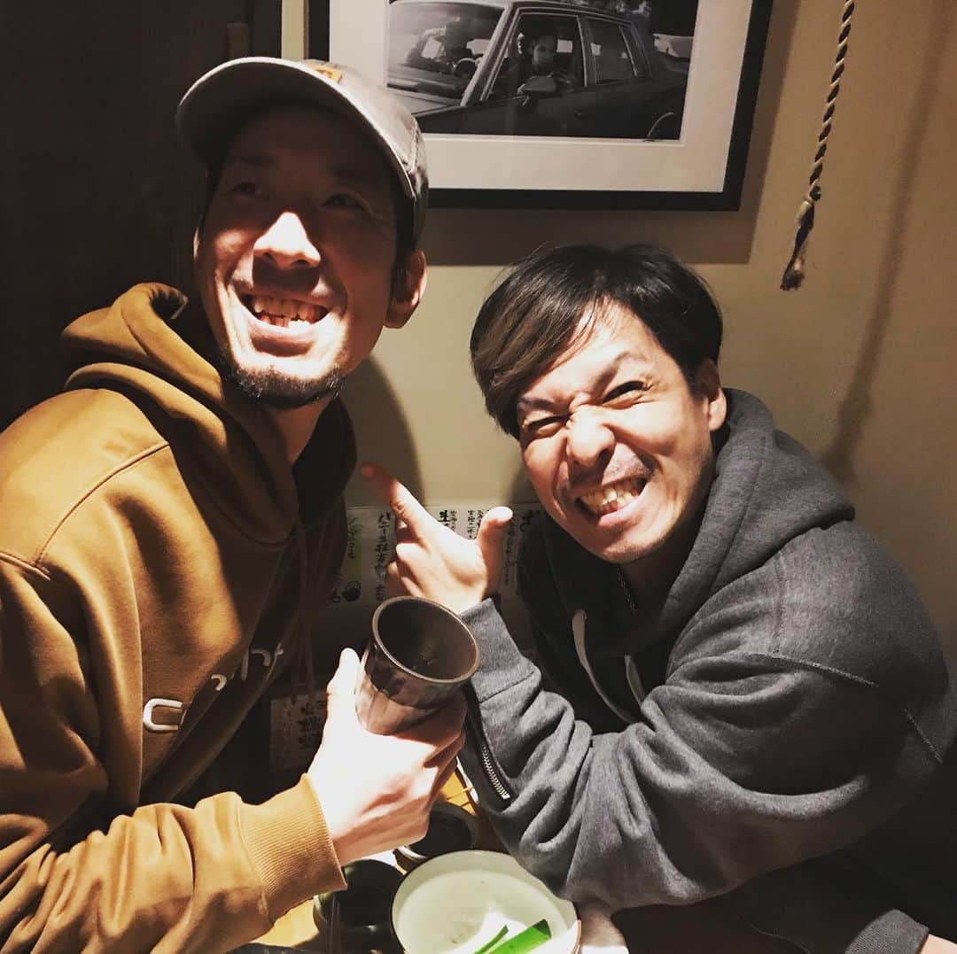 桜井誠のインスタグラム：「背筋が伸び切る位に美味いカレーを鱈腹頂いた後に、腹筋が崩壊する位笑い転げて酒を酌み交わすことのできる大好きなドラマーと逢えた今日は誰がなんと言おうと優勝🏆 #スパイストラベラー #thebonez #dragonash #drummer」