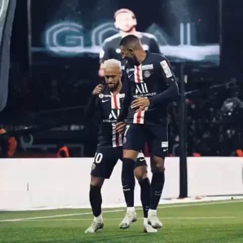 カルロス・テベスのインスタグラム：「Tag your bro in ⚽️! 🔥」