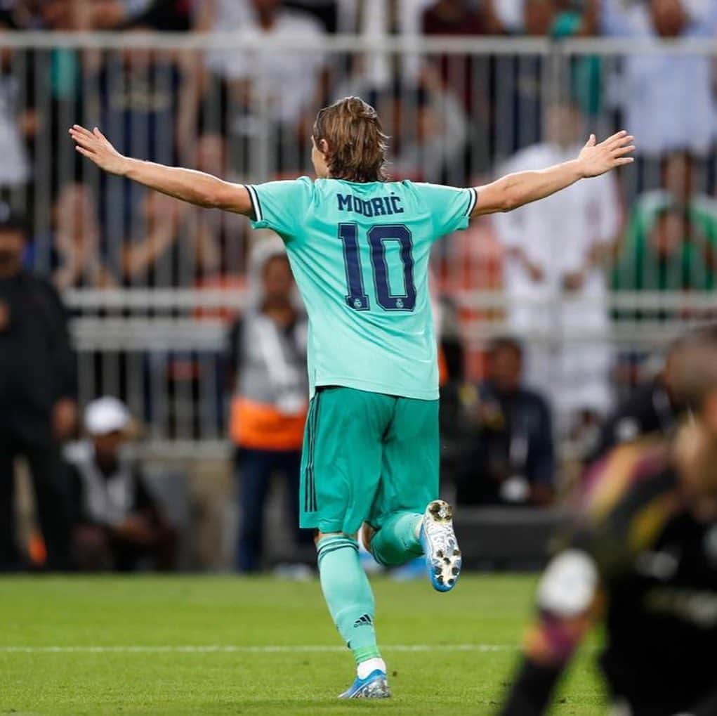 ルカ・モドリッチさんのインスタグラム写真 - (ルカ・モドリッチInstagram)「Grande equipo! Muy buen trabajo de todos. Contento por estar en otra final. 🙏💪⚽️ #HalaMadrid」1月9日 22時25分 - lukamodric10