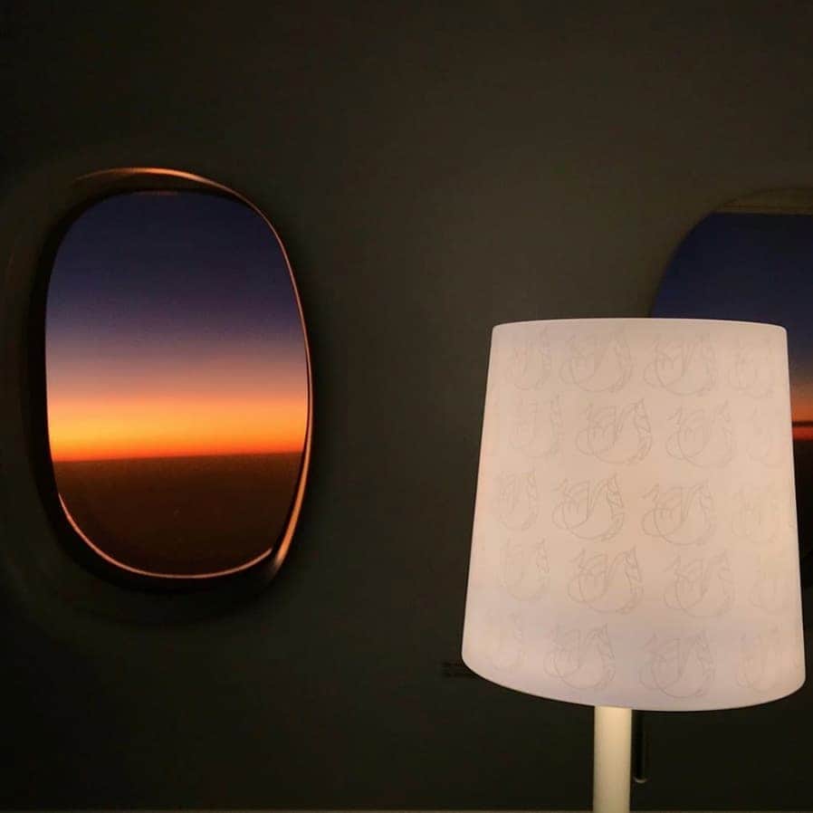 エールフランスのインスタグラム：「A matter of contrasts. De l’ombre à la lumière.  Merci @christophe.gleizes  #AirFrance #Franceisintheair #LaPremiere #plane #travel #traveling」