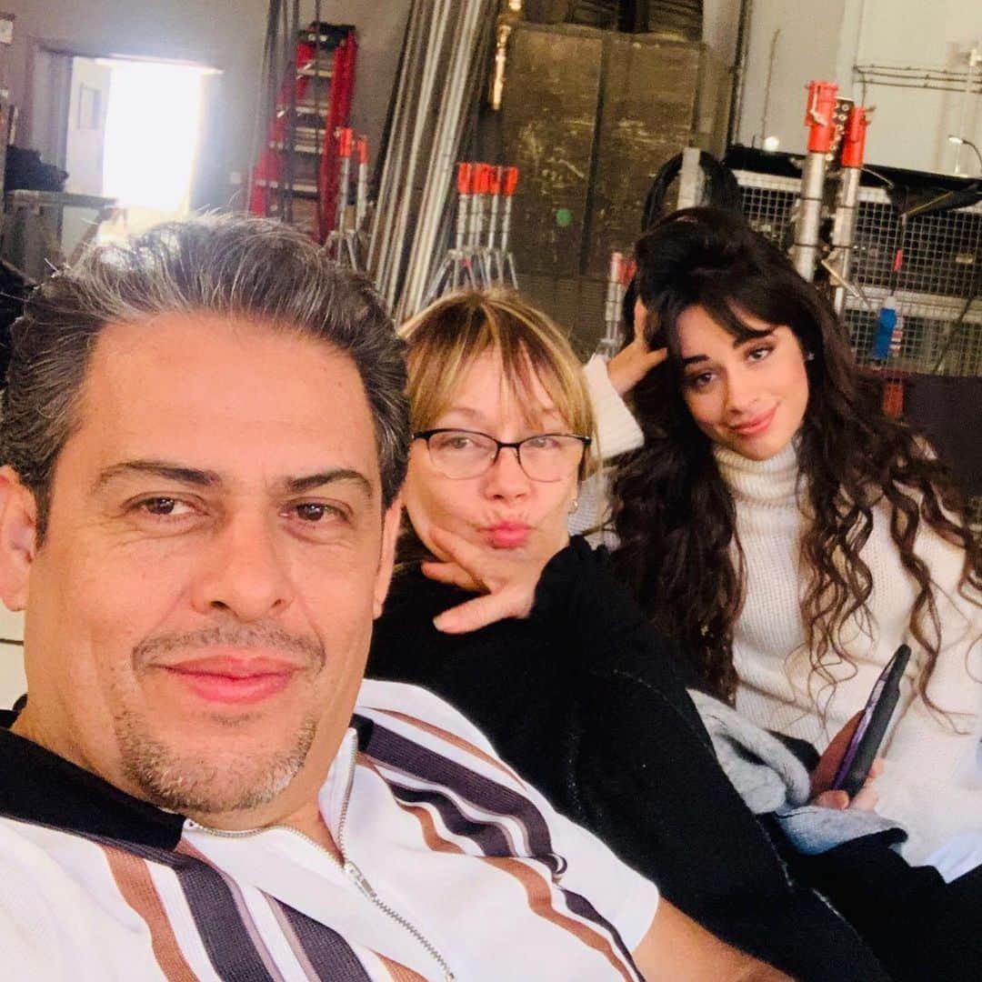 カミラ・カベロさんのインスタグラム写真 - (カミラ・カベロInstagram)「on set of something pretty special that I’m gonna show you soon with these two legends」1月9日 22時31分 - camila_cabello