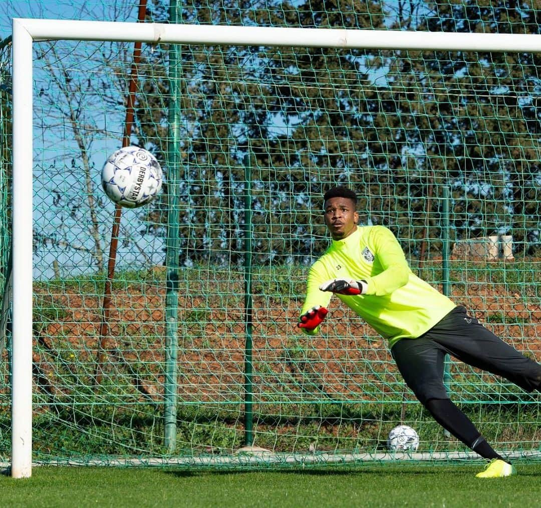 ジャマル・ブラックマンのインスタグラム：「Duck lips 🦆🙌🏾 #training #vitesse #portugal #sun #football #goalkeeper」