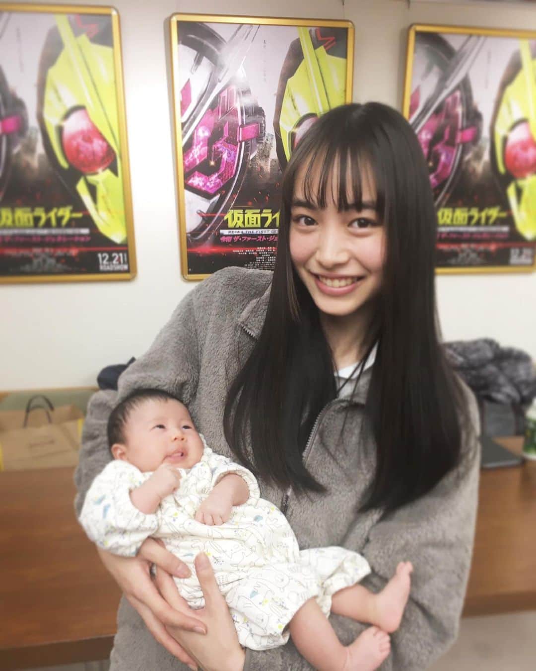 井桁弘恵さんのインスタグラム写真 - (井桁弘恵Instagram)「ㅤㅤㅤㅤㅤㅤㅤㅤㅤㅤㅤㅤㅤ この前、 ゼロワンのスタッフさんが 産まれてすぐのお子さんを連れて来られていて。 久しぶりにその方に会えたのもすごく嬉しかったし、 初めましての赤ちゃんと会えて 抱っこさせてもらえて すごく幸せでした👶🏻💓 ㅤㅤㅤㅤㅤㅤㅤㅤㅤㅤㅤㅤㅤ ほやほやでたまらなかった〜 すくすく元気に育ちますように🥺」1月9日 22時40分 - igetahiroe23