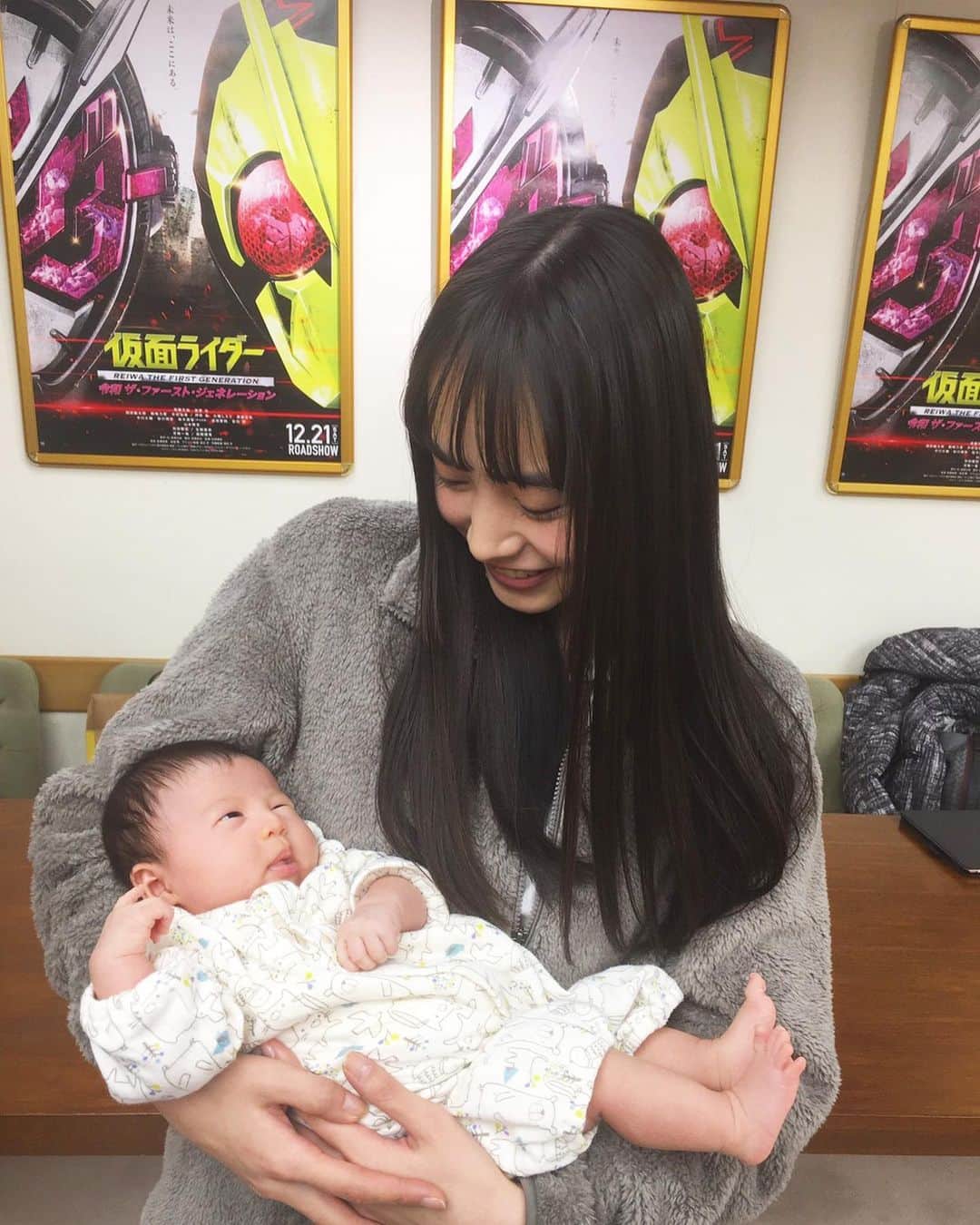 井桁弘恵さんのインスタグラム写真 - (井桁弘恵Instagram)「ㅤㅤㅤㅤㅤㅤㅤㅤㅤㅤㅤㅤㅤ この前、 ゼロワンのスタッフさんが 産まれてすぐのお子さんを連れて来られていて。 久しぶりにその方に会えたのもすごく嬉しかったし、 初めましての赤ちゃんと会えて 抱っこさせてもらえて すごく幸せでした👶🏻💓 ㅤㅤㅤㅤㅤㅤㅤㅤㅤㅤㅤㅤㅤ ほやほやでたまらなかった〜 すくすく元気に育ちますように🥺」1月9日 22時40分 - igetahiroe23