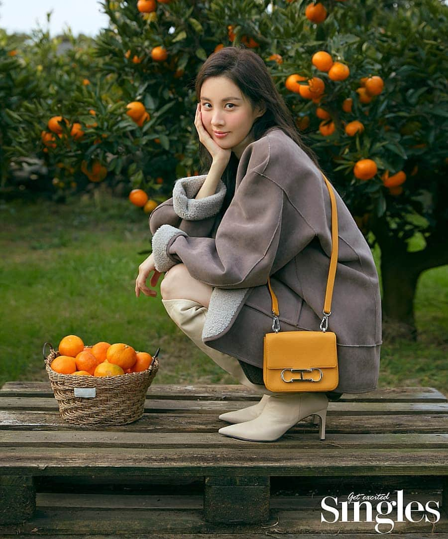 Just a girlさんのインスタグラム写真 - (Just a girlInstagram)「Seo Hyun @seojuhyun_s For SINGLES Magazine December Issue 💛 . . . . . . #서현 #SeoHyun #서주현 SeoJooHyun #koreangirl #맞팔 #셀스타그램 #셀카 #얼스타그램 #데일리 #선팔 #인스타그램  #f4f  #like4like #ootd  #おしゃれ #オシャレ #いいね返し #フォロー #韓国人 #韓国 #セルカ #自撮り #ファッション #フォロー #🍊」1月9日 22時40分 - cecithegirl