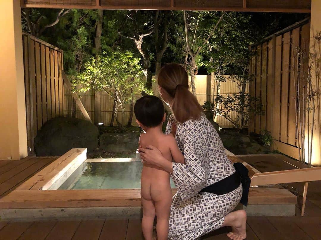 山口リサのインスタグラム：「おそらく出産前最後の家族旅行🧡ゆっくり温泉を楽しみたくて、子連れで行きやすそうな伊豆に行ってきました🚗♨️👨‍👩‍👦 ・ 急遽行けることになって慌てて見つけた宿も、無料託児所やキッズルームに貸切露天風呂もあって、子連れに優しい宿でした🧡😌 ・ お料理もハーブや無農薬野菜を使った和モダンな料理で美味しかった😋 ・ 伊豆は見どころありすぎて時間が足りないけど、妊婦ってこともあり伊豆シャボテン動物公園にだけ寄って帰宅😚 ・ 息子はカピパラ露天風呂も餌やりも楽しんでくれたし、親は温泉で癒されて、家事から解放されて良き旅行でございました🥰 ・ やっぱ静岡って良いところだなぁ🗻😌ここで子育てできることに感謝だね💕 明日からまた適度にがんばろー🙌🙌🙌」