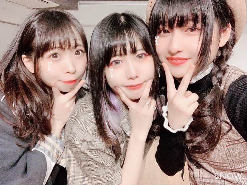 りりりのインスタグラム：「ぺんたと愉快な仲間たち❣️ MysteryPartyのオフショット〜〜✌️ ①キメ(左２人が小顔すぎかわいい) ②そう、通りすぎた3人組です ③現場を目撃してしまったぺんた ④妹のぺんたです(かわいい)(ほんまに) ⑤ぺんたと愉快な仲間たち集合写真💗」