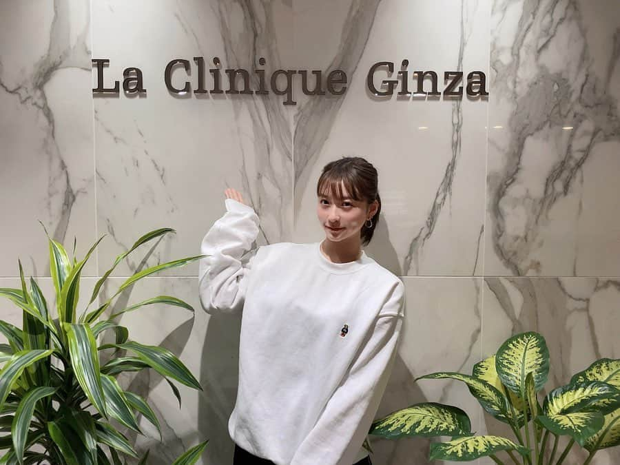 renさんのインスタグラム写真 - (renInstagram)「・ ・ 今日はLa Clinique Ginza で白雪肌プランを受けたよ❄️ 分かりやすく言うと毛穴洗浄とフォトフェイシャルです！ (ハイドラフェイシャル 、ルメッカ ) 私は肌が薄くて白い方なので、 終わってから少し赤みが感じられましたが夜には気にならなくなるレベルでした◎ 何より頬がちゅるんってなったよ◎◎ ___ あと、美容クリニックやエステで 通えるポイントとしてスタッフさんの雰囲気が私の中ではとても重要で、 La Clinique Ginza のスタッフさんは皆さん優しくてニコニコしてて気さくな方ばかりでとても嬉しかったです😢 ___ ___ 初回価格があってお得だから 医療から肌にアプローチしてみるのもおすすめです◎ 新年の肌事情でした🧖‍♀️ ___ #ハイドラフェイシャル #ルメッカ  #lacliniqueginza  #美容#医療美容#毛穴洗浄#美肌#そばかす#そばかす治療#フォトフェイシャル #ラクリニック銀座#白雪肌  @lacliniqueginza」1月9日 22時42分 - _reeen_