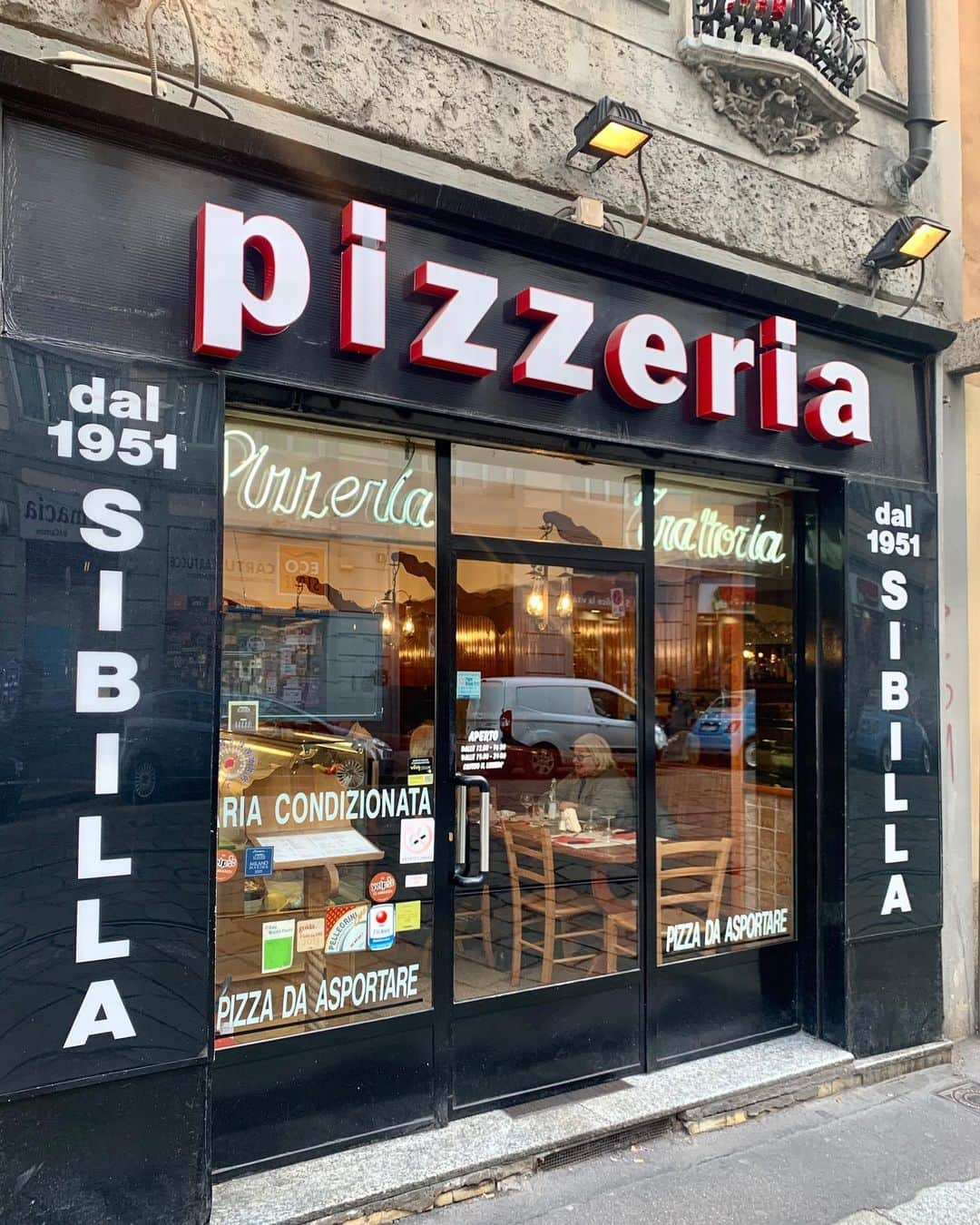 GooFのインスタグラム：「We have Lunch. awsome taste!  #pizzeriasibilla  #italy🇮🇹 #milano🇮🇹」