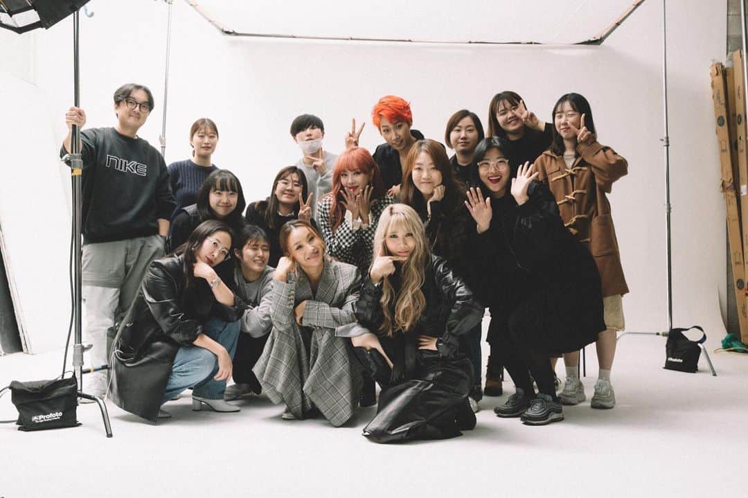 ジェアのインスタグラム：「2019년을 더 의미있게 만들어 줬던 촬영💃  @singlesmagazine #싱글즈 #배제나재」
