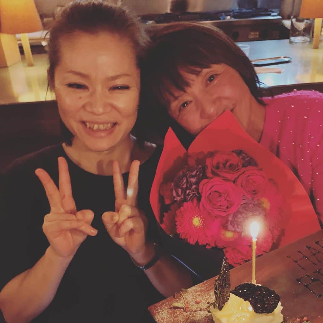 早坂香須子さんのインスタグラム写真 - (早坂香須子Instagram)「Happy birthday our mentor @yukimake さん❤️ 今年も師匠のお誕生日をyUKIチームでお祝い㊗️幸せな時間でした！  常に前を向いて進むユキさんのおかげで、２０２０前半戦の目標も出来ました✨ めっちゃ楽しみ💛 今年もついてきいまーす😆✨ #happybirthday  #mymentor #makeupartist」1月9日 22時47分 - kazukovalentine