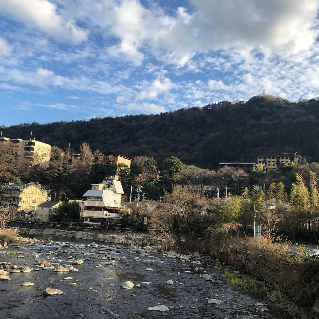 Kensho Onukiさんのインスタグラム写真 - (Kensho OnukiInstagram)「駅伝明けの日曜日から箱根に行ってきました。まだ台風被害の影響はありますがゆっくり過ごすことが出来てよい気分転換になりました。喜寿まえの最後の60代となり音楽評論家業は50周年、ロンナイ40周年節目の年、老害で自滅しないよう奥さんと音楽の助けを借りて前向きに！#19歳から始めた #音楽とともに #感謝しかない #UNITY」1月9日 23時01分 - kensho_onuki