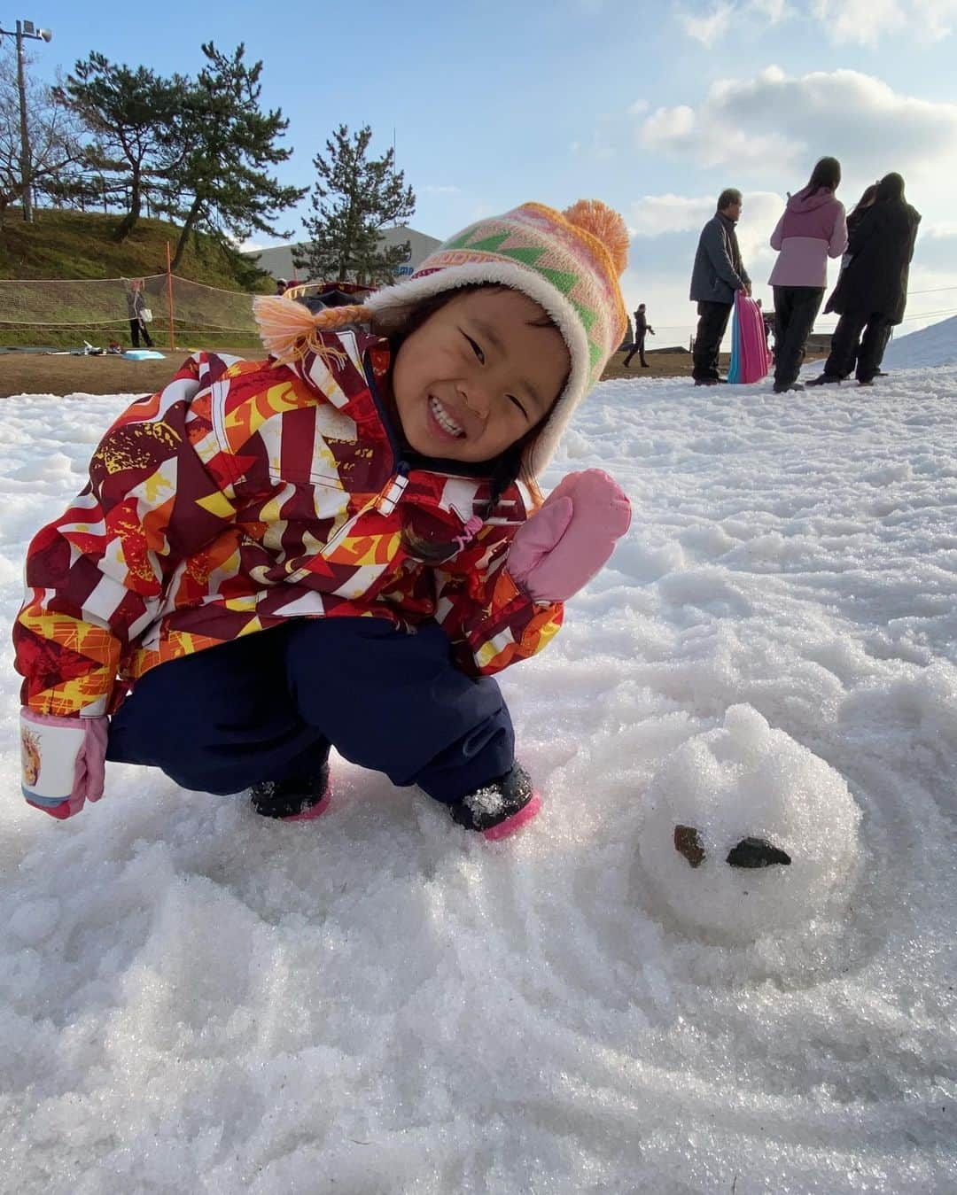 ロッシーさんのインスタグラム写真 - (ロッシーInstagram)「お正月のいい写真！③ 新年恒例！滋賀にて、雪遊び！毎年行って琵琶湖バレイは、積雪不良の為、今年は箱館山へ！箱館山もギリギリの雪！でも、毎年恒例の楽しみにしてた雪遊び！持参した人参で、オラフ　を！ソリ遊びも、もちろん！お兄ちゃんのソリ失敗も兄らしい！雪ウサギを可愛がる妹。可愛いね！オラフは、出来が良く皆んなが記念写真撮って良いですか？って人気者でしたよ！ソリ引く娘の姿は、なつぞらの、なっちゃんみたい！本当に楽しいお正月でした！ #琵琶湖バレイ #雪遊び #箱館山 #雪 #雪だるま #オラフ #アナと雪の女王 #アナ雪 #ソリ遊び #ソリ￼ #NHK #連続テレビ小説 #なつぞら #なっちゃん #白髭神社 #滋賀県 #守山 #お正月 #家族 #野性爆弾 #ロッシー #より。 #ロシ写真 #ロシ動画」1月9日 23時02分 - yaseibakudan_rossy