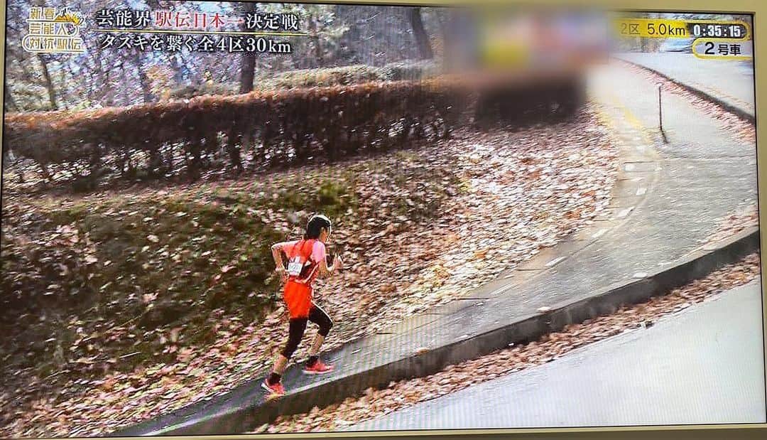 金田朋子のインスタグラム：「芸能人対抗駅伝に出させていただきました！ 5kmずっと山登りみたいだった💦 坂苦手な私には試練の坂だった😅 娘にがんばる姿を見せたくて46歳まだまだぐゎんばるぞ！！ 出産して腹筋なくなったけど、そんなの関係ねぇ（笑）💪🏻💪🏻💪🏻💪🏻💪🏻💪🏻 #芸能人駅伝 #千笑 #森渉 #金田朋子 #マラソン #駅伝 #ランニング #坂 #頑張る」