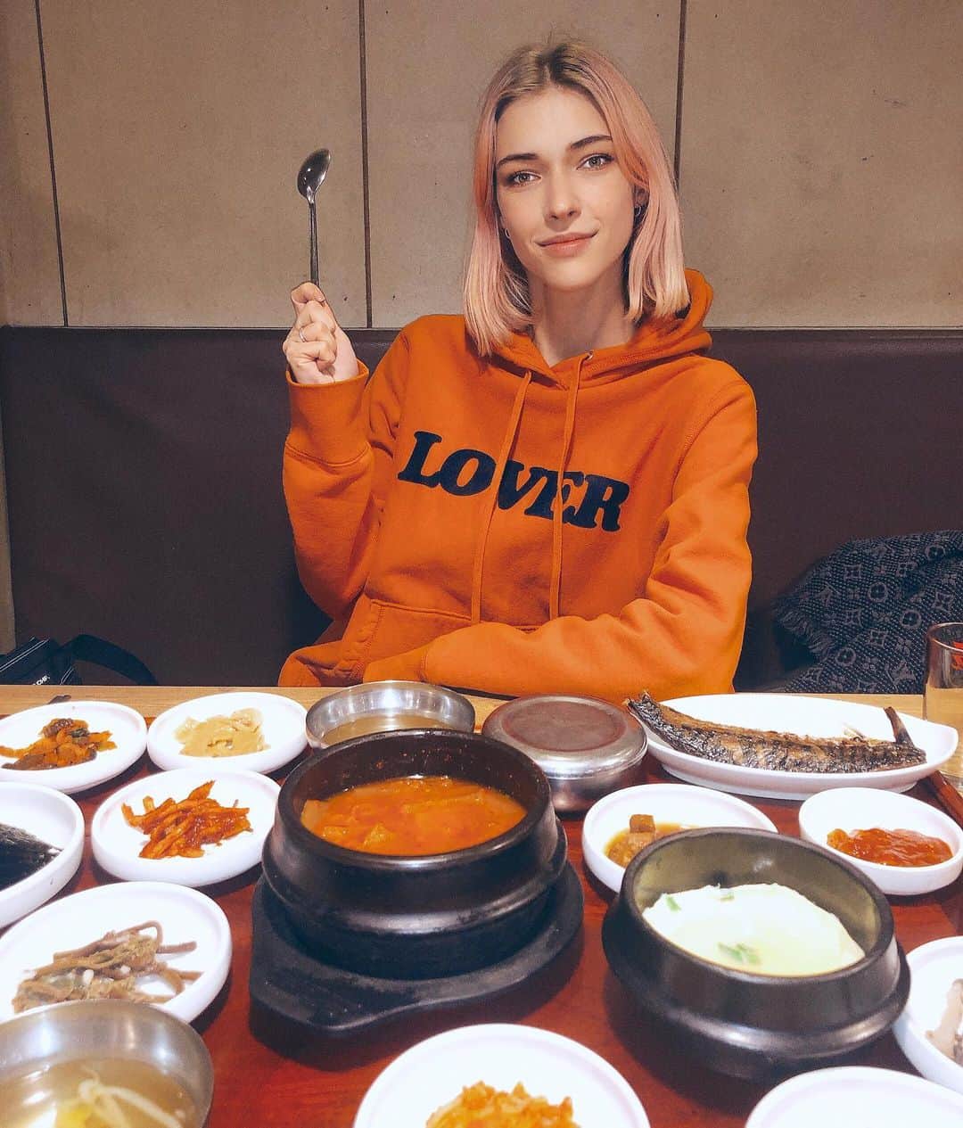 ステファニー・ミチョヴァのインスタグラム：「Where to even start?! 음식이 다 맛있어 보여서 뭐부터 먹을지 모르겠어요 ... 🥰😍」