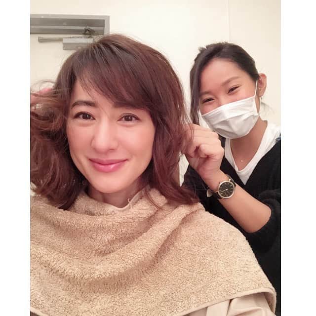前田ゆかのインスタグラム：「今日はロケとスタジオ撮影！ 上昇感のある肌作りといつもの安定感に遊び心のある @hironoritanaka_ladonna 田中さん @11.ishidakano_ 石ちゃん と！  #shooting #beauty #段取りと手際の良さは完璧 #前田ゆか」