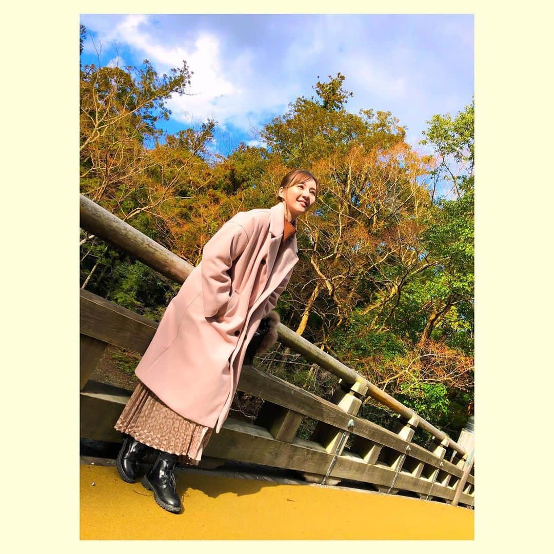 辰巳ゆいのインスタグラム：「伊勢神宮に行ってきました❤️﻿ ﻿ この日は、何だか良いことがいろいろあって♪﻿ 今年は何だかいい年になりそうな予感😍﻿ ﻿ とーーっても、気持ち良くてパワーいっぱいもらえた♡﻿ ﻿ みくちゃんとピンクのコートかぶり🤣﻿ 目立つわ！！🤣﻿ ﻿ でも、ピンクは女子力、恋愛運などにもよいからいいのだっ！！﻿ 良縁あれ〜〜！！！笑﻿ ﻿ coat&boots:7THINGS  #伊勢神宮　#参拝　#参拝日和　#開運」