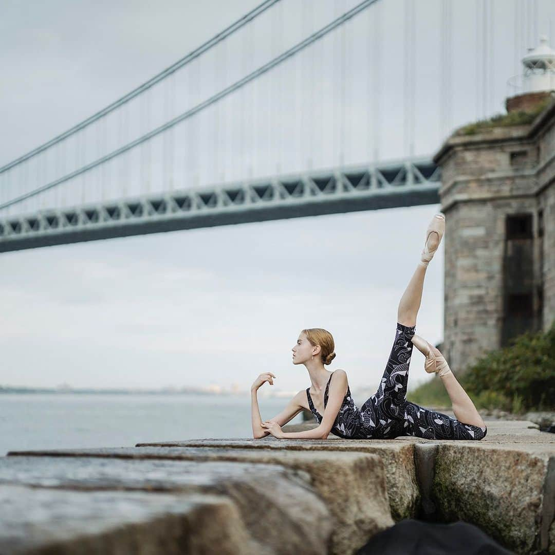 ballerina projectさんのインスタグラム写真 - (ballerina projectInstagram)「Sarah Scandrett in New York City. #ballerina - @sarah.stt #fortwadsworth #statenisland #verrazzanobridge #newyorkcity #ballerinaproject #ballerinaproject_ #ballet #dance #sarahscandrett  The Ballerina Project book is now in stock. Link is located in our Instagram profile. @ballerinaprojectbook #ballerinaprojectbook」1月9日 23時24分 - ballerinaproject_