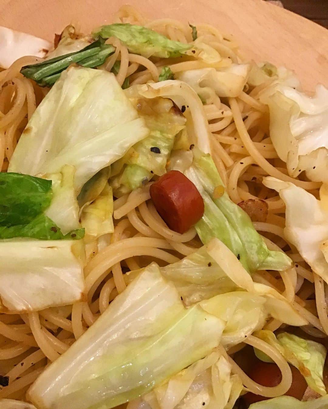 のインスタグラム：「これが私のキャベツたっぷりペペロンチーノです。 何か問題でも？  ああ、こんな時間だけどもう一度たべたいっっ！ #ペペロンチーノ #パスタは簡単 #木のお皿」